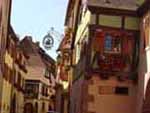 Elsass, gefaerten und blumigen Fassaden